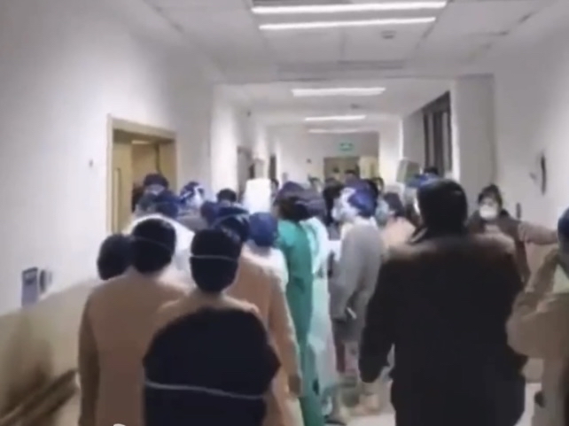 今晨体能课后,阿森纳回应争议备战法国杯,气氛紧张,医务组通报恢复 今晨体能课后,阿森纳回应争议备战法国杯,气氛紧张,医务组通报恢复